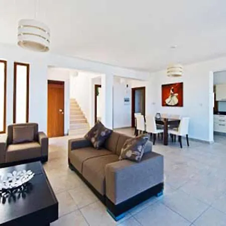 Villa Sea Cliff Villa, 4 Beds, Sleeps 2- 7, Free Wifi, Heated Pool Option *
