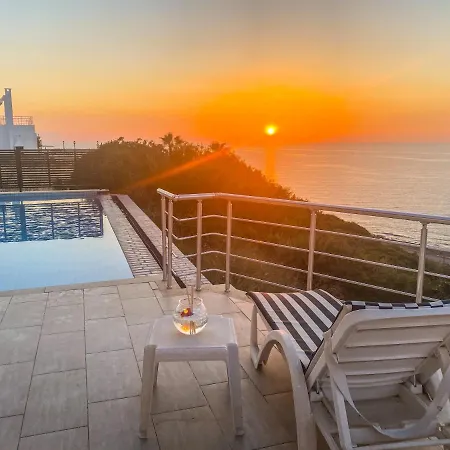 Sea Cliff Villa, 4 Beds, Sleeps 2- 7, Free Wifi, Heated Pool Option