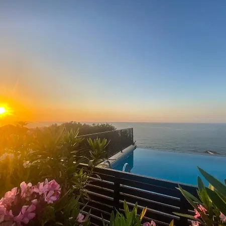 Villa Sea Cliff Villa, 4 Beds, Sleeps 2- 7, Free Wifi, Heated Pool Option *