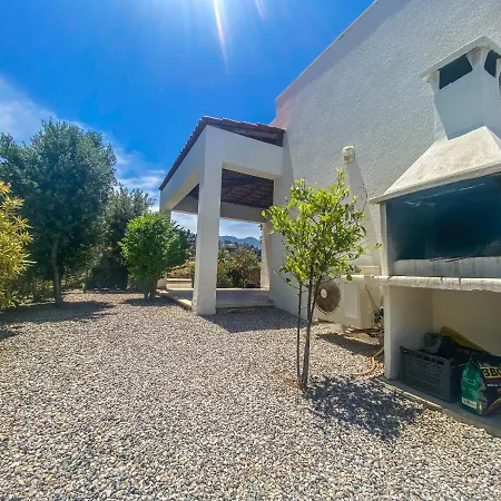 Villa Sea Cliff Villa, 4 Beds, Sleeps 2- 7, Free Wifi, Heated Pool Option *