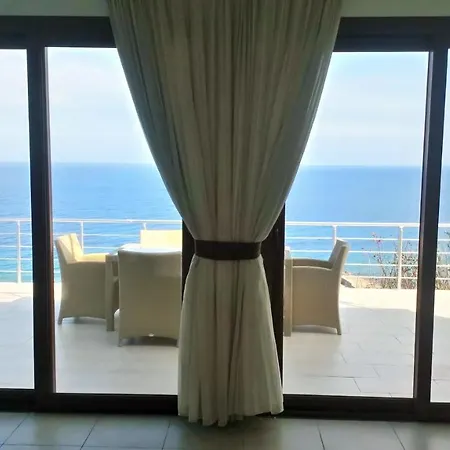 Sea Cliff Villa, 4 Beds, Sleeps 2- 7, Free Wifi, Heated Pool Option Villa