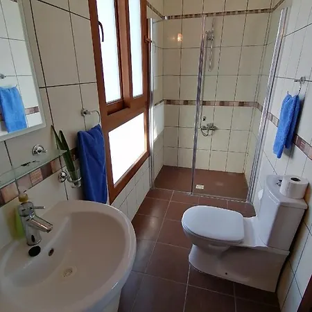 Vilă Sea Cliff Villa, 4 Beds, Sleeps 2- 7, Free Wifi, Heated Pool Option
