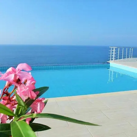 Villa Sea Cliff Villa, 4 Beds, Sleeps 2- 7, Free Wifi, Heated Pool Option