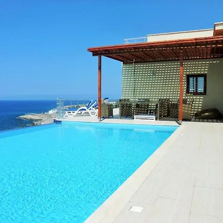 Villa Sea Cliff Villa, 4 Beds, Sleeps 2- 7, Free Wifi, Heated Pool Option *