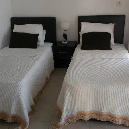 Sea Cliff Villa, 4 Beds, Sleeps 2- 7, Free Wifi, Heated Pool Option