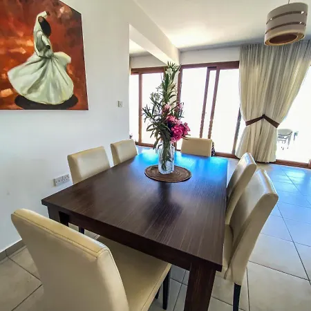 Vilă Sea Cliff Villa, 4 Beds, Sleeps 2- 7, Free Wifi, Heated Pool Option *