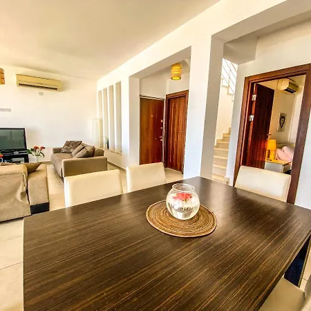 Sea Cliff Villa, 4 Beds, Sleeps 2- 7, Free Wifi, Heated Pool Option