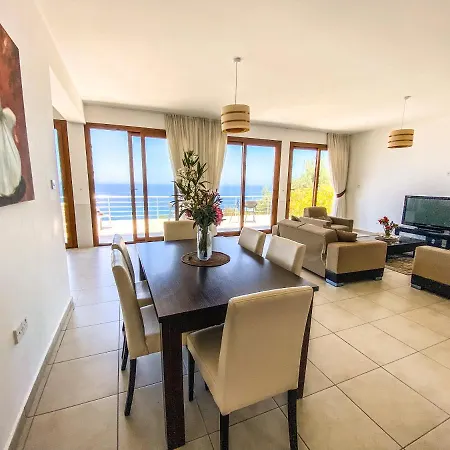 Sea Cliff Villa, 4 Beds, Sleeps 2- 7, Free Wifi, Heated Pool Option