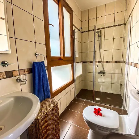 Sea Cliff Villa, 4 Beds, Sleeps 2- 7, Free Wifi, Heated Pool Option *