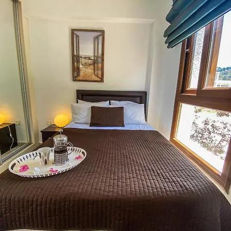 Villa Sea Cliff Villa, 4 Beds, Sleeps 2- 7, Free Wifi, Heated Pool Option *