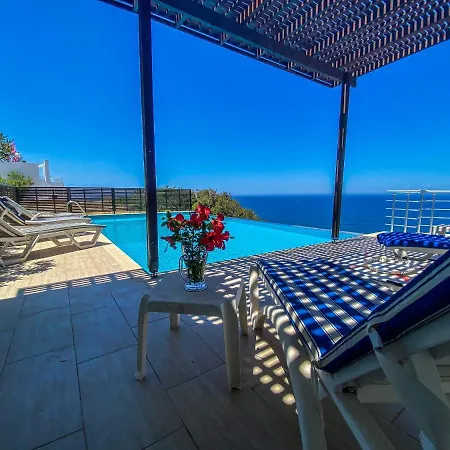 Vilă Sea Cliff Villa, 4 Beds, Sleeps 2- 7, Free Wifi, Heated Pool Option *